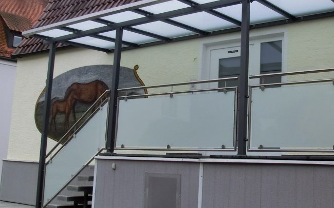 Glas Vordach und Edelstahl-Treppengeländer vor Haus in Vilshofen